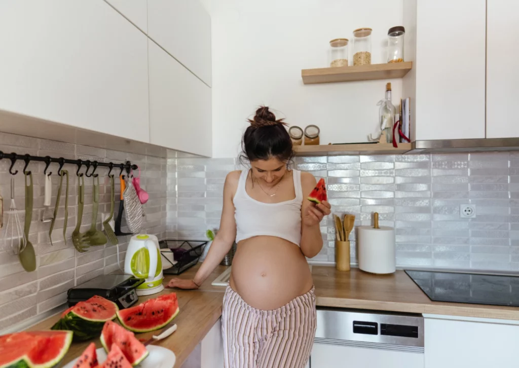 Mujer embarazada comiendo